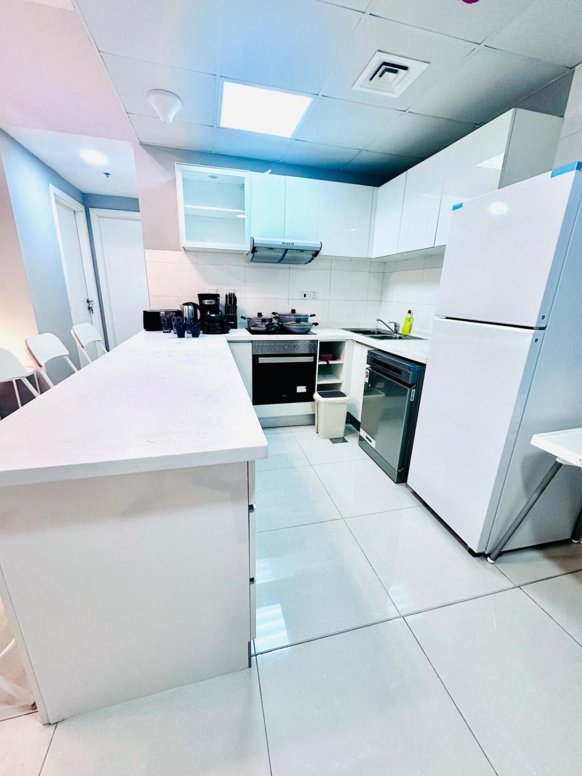 Apartment Vibrant Marina Retreat! *